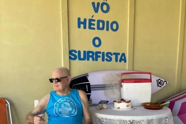 Aos 90 anos, idoso celebra “mesversários” com festas temáticas