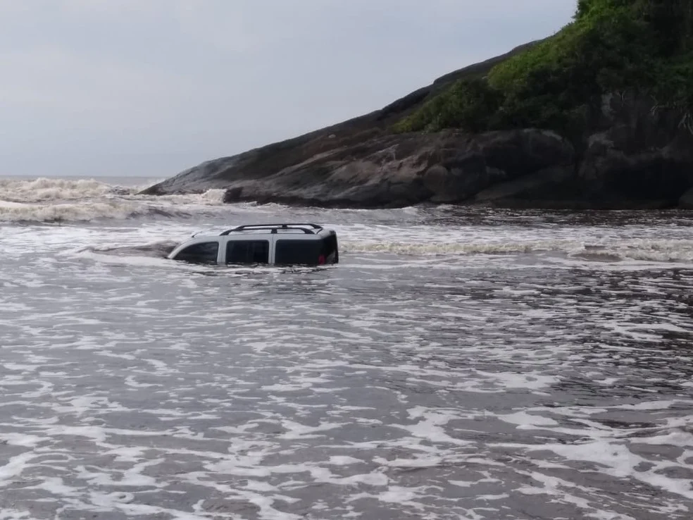 O veículo ficou submerso O veículo ficou submerso