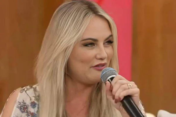 Ellen Rocche revela reação de Silvio Santos sobre teste do sofá no SBT