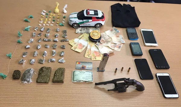 Dupla é presa acusada de traficar drogas em presídios do DF