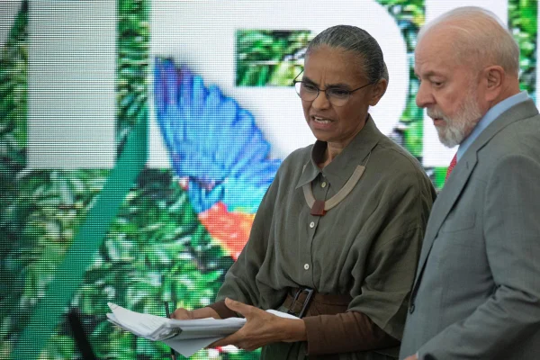 Imagem colorida da ministra Marina Silva com o presidente Lula - Metrópoles