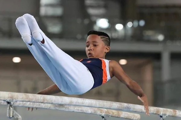 Mãe de campeão brasileiro de ginástica vende rifas para filho competir