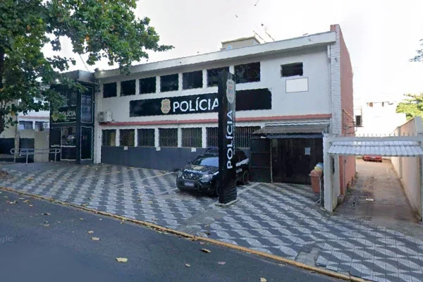 Imagem colorida mostra delegacia em Bauru. DDM registrou caso de tentativa de feminicídio em shopping