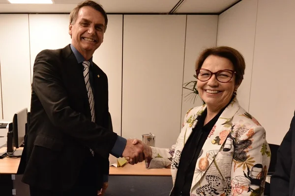 Ministra diz que Bolsonaro passou mal “porque ele trabalha muito”