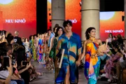 Jhona Burjack e Isadora Maia no final do desfile da marca Meu Kimô no Metrópoles Catwalk Jhona Burjack e Isadora Maia no final do desfile da marca Meu Kimô no Metrópoles Catwalk