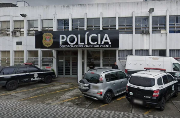 Imagem de entrada da Delegacia de São Vicente; viaturas estão estacionadas em frente - Metrópoles
