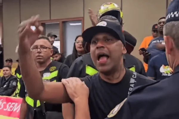 JR Freitas, líder do movimento autônomo dos motoboys, durante sessão na CCJ da Câmara Municipal de São Paulo que discutia a regulamentação do mototáxi - Metrópoles