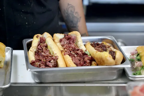 Conheça o sanduíche de pastrami que leva 12 horas para ficar pronto