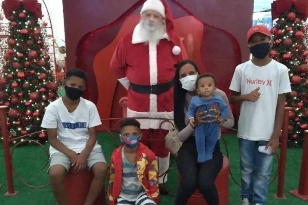Papai Noel teria sido racista com uma mãe e seus 4 filhos. O caso aconteceu em dezembro de 2021, no Shopping Plaza Sul, em São Paulo - Metrópoles
