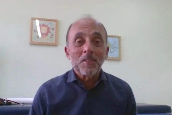 Homem sentado em consultório médico - Metrópoles