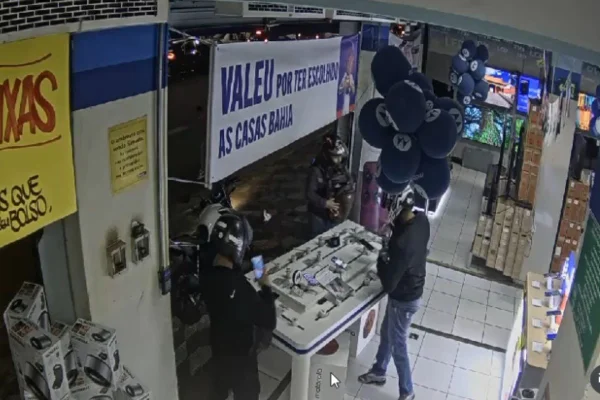 Imagem colorida mostra arrastão em loja de São Paulo. Metrópoles