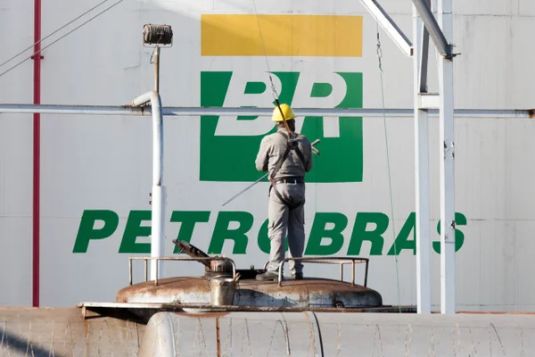 Terminal Terrestre da Petrobras em Brasília, armazena e distribui produtos derivados do petróleo para as companhias distribuidoras da região. Tanques de armazenagem em distribuidora de combustíveis após reajuste no preço dos derivados de petróleo