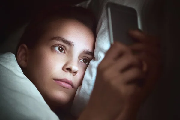 Luz azul de smartphones e tablets acelera o envelhecimento da pele