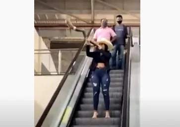 goias cantora toca berrante em aeroporto