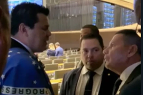 Mourão e Gilvan da Federal discutem por abraço em Dino. Vídeo
