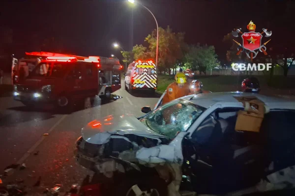 Acidente entre dois carros na Asa Norte deixa quatro pessoas feridas