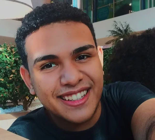 Rapaz sorrindo