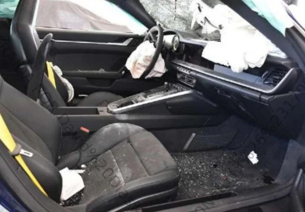 Interior de Porsche após acidente