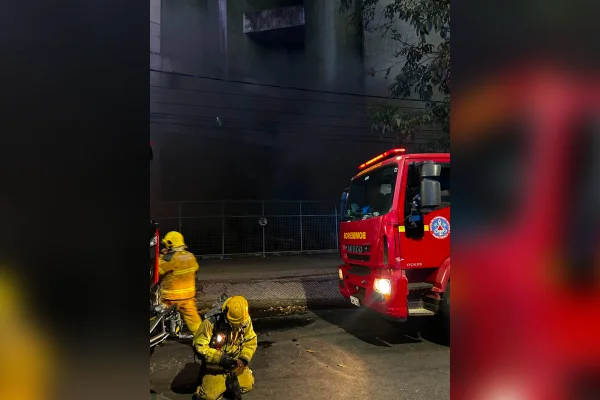 Prédio abandonado da Oi pega fogo e mobiliza 25 bombeiros em BH