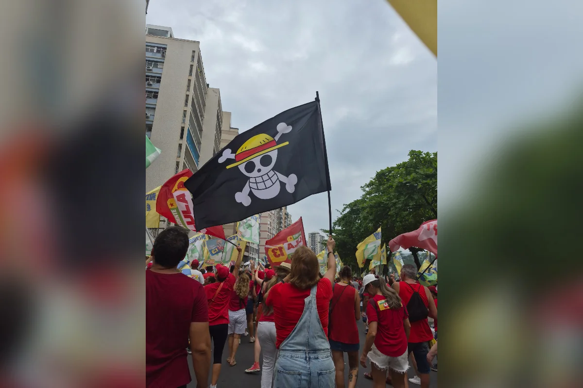 Bandeira do anime “One Piece” em atos pró-Lula. Entenda o significado - imagem 8 Bandeira do anime “One Piece” em atos pró-Lula. Entenda o significado - imagem 8