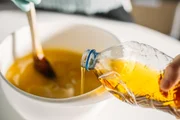 Extraído das sementes do girassol, este óleo é rico em nutrientes como a vitamina E e ácidos graxos — principalmente o ômega-6 —, o que o torna um aliado para a saúde do coração, da pele e do cabelo