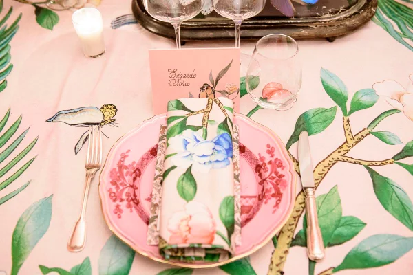 Mesa de jantar decorada em rosa
