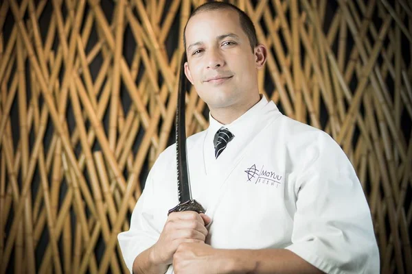 Chef do MaYuu Sushi dá aula gratuita sobre cortes de salmão