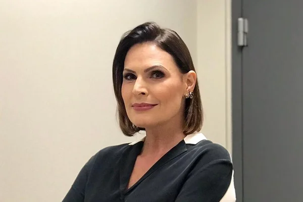 Laura Muller posa com namorado em passeio de moto e fãs elogiam