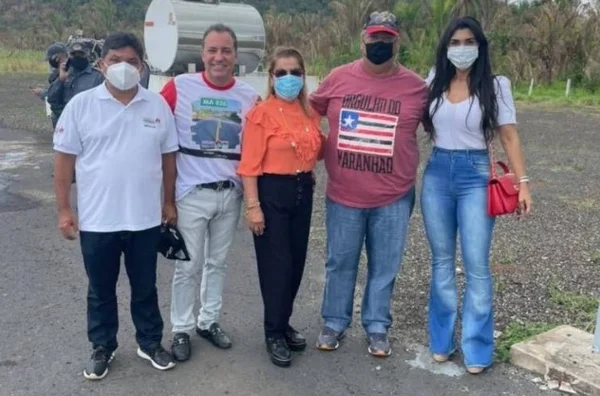 Imagem colorida com diversas pessoas juntas, entre elas o empresário Eduardo Costa e o ministro Flávio Dino - Metrópoles