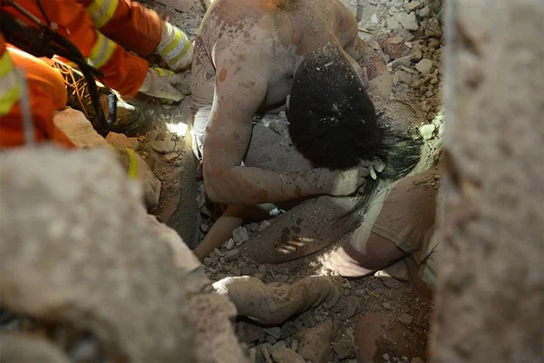 Desabamento: Homem morre após usar o próprio corpo para salvar a filha