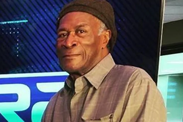 John Amos é clicado durante uma entrevista - Metrópoles