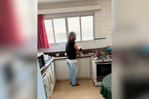 Imagem colorida mostra mulher resgatada de trabalho análogo à escravidão. Metrópoles