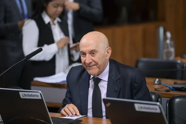 Foto colorida do senador Confúcio Moura (MDB-RO) - Metrópoles