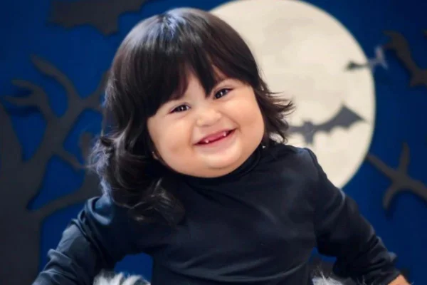 Bebê de 1 ano viraliza com dentes que parecem presas de vampiro