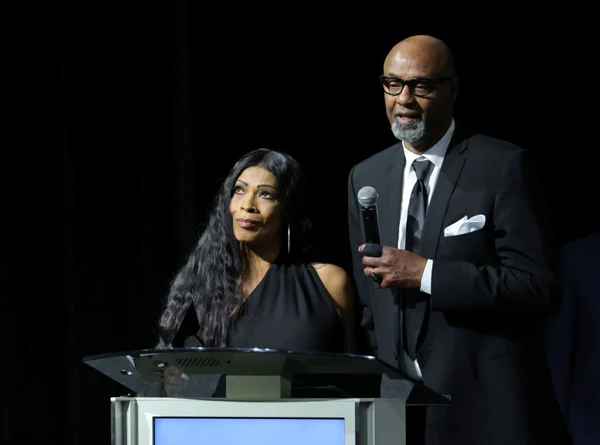 Pamela Bryant e Joe Bryant, pais de Kobe Bryant, em premiação em homenagem ao atleta em 2022