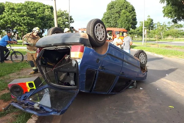 Capotamento fere mãe, pai e recém-nascido em Ceilândia Norte