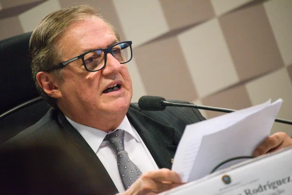 Vélez fica no cargo, mas não pode nomear mais ninguém