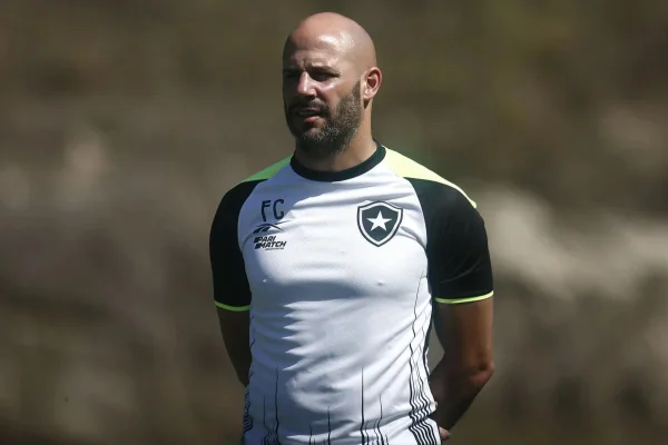 Imagem colorida de Francim Carvalho, técnico do Botafogo