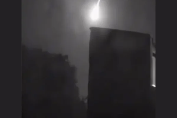 Imagem de camera de segurança mostra momento em que meteoro passa no céu no Paraná