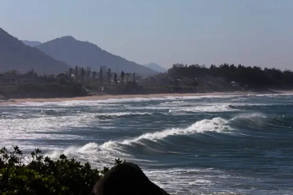 Homem é atingido por série de ondas e morre afogado em Florianópolis