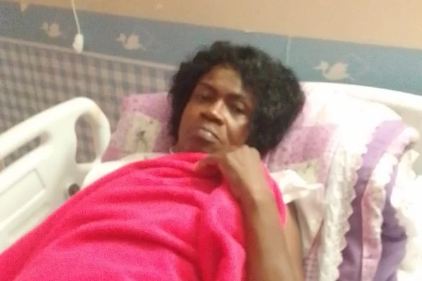 Foto de mulher deitada em maca de hospital - Metrópoles