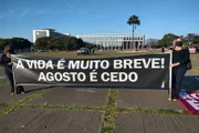 DF: grupos fazem protesto na Praça do Buriti contra retomada de atividades - imagem 2