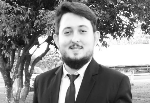 Professor de 28 anos morre de Covid sem saber que perdeu pai pela doença