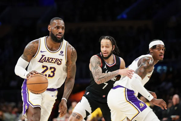 Imagem colorida de LeBron e jogadores - Metrópoles