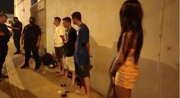 goias tres homens e travesti presos apos orgia em frente criança