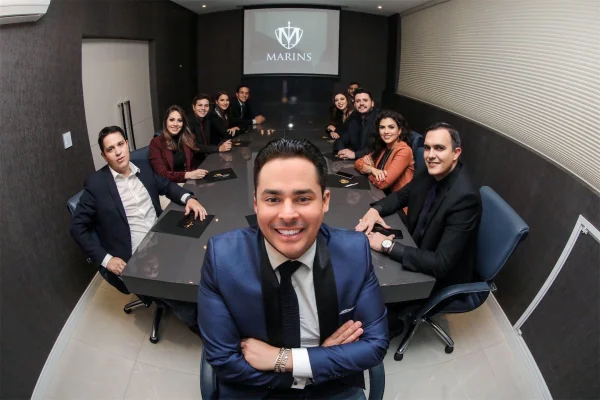 Fotografia colorida mostrando equipe de advogados em escritório-Metrópoles
