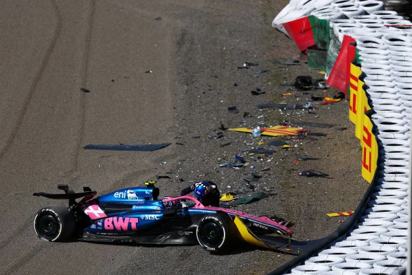 Foto colorida do carro de Jack Doohan, destruído no treino livre da F1 em Suzuka, no Japão - Metrópoles