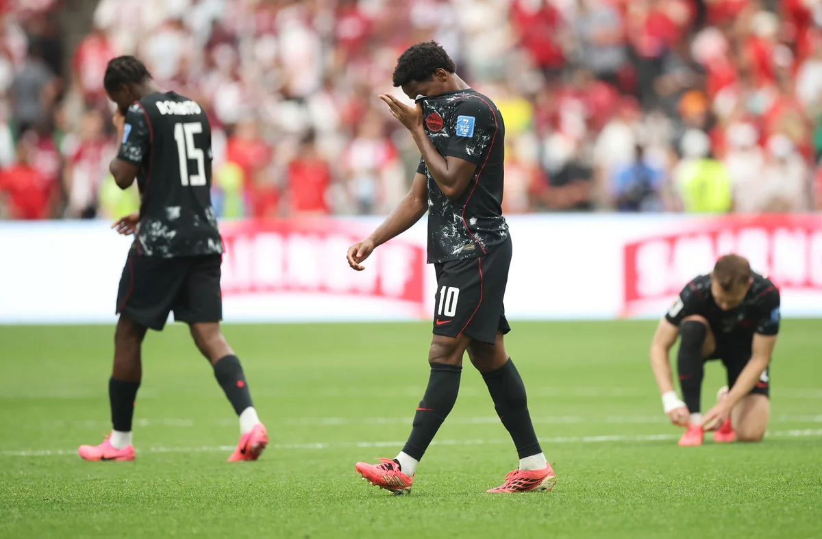 Jogadores se desesperaram após Koné, do Canadá, quebrar a perna; fotos - imagem 2 Jogadores se desesperaram após Koné, do Canadá, quebrar a perna; fotos - imagem 2