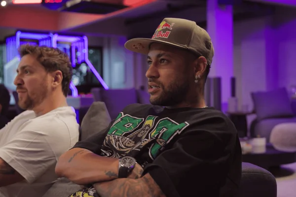Neymar Jr. assistindo jogo da Seleção Brasileira