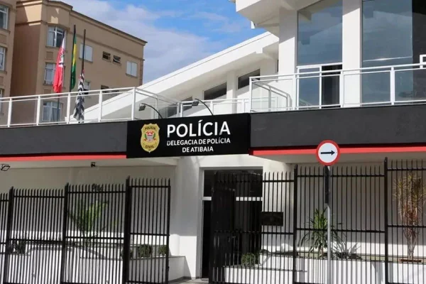 Imagem colorida da delegacia de Atibaia, que investiga morte de homem - Metrópoles